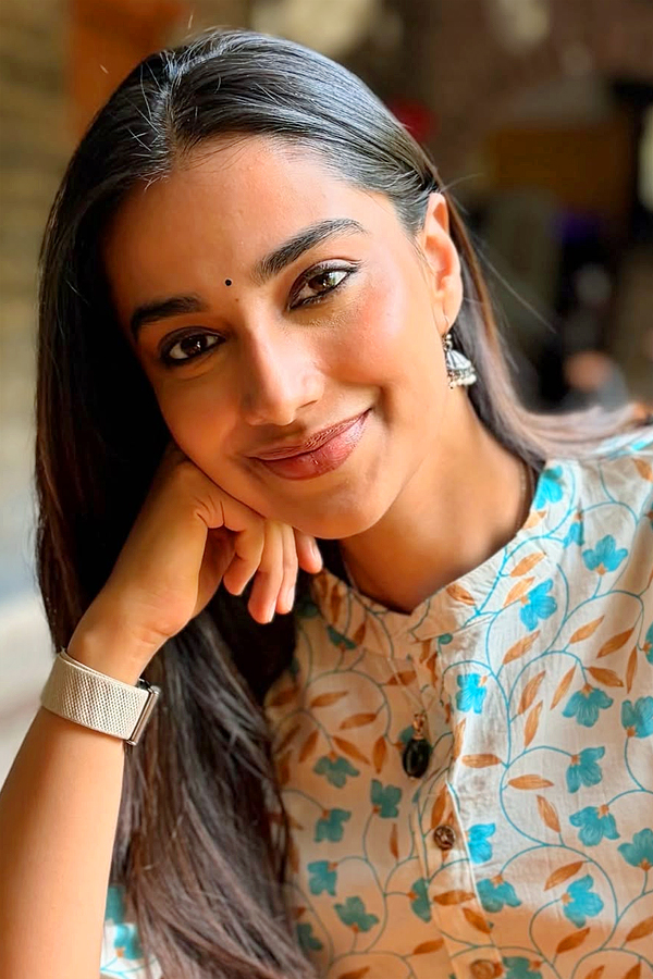 Actress Meenakshi Chaudhary Latest Stunning Photos8