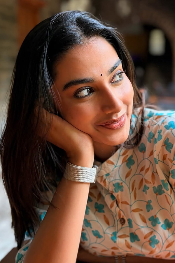 Actress Meenakshi Chaudhary Latest Stunning Photos9