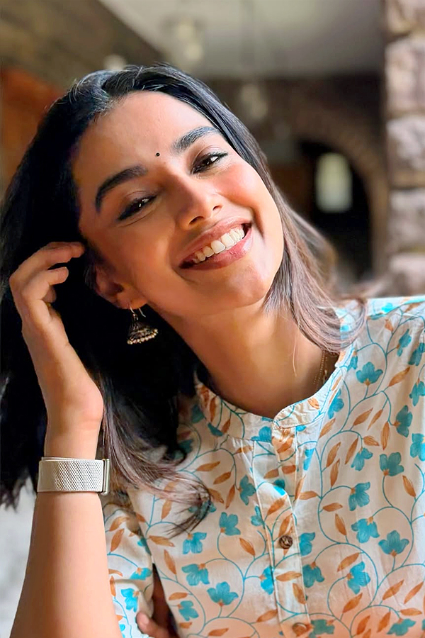 Actress Meenakshi Chaudhary Latest Stunning Photos10