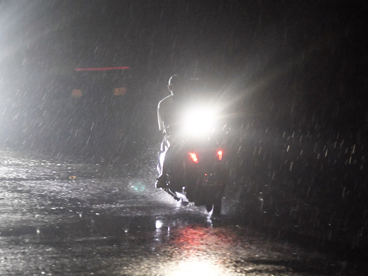Thunderstorms wreak havoc in several districts of AP25