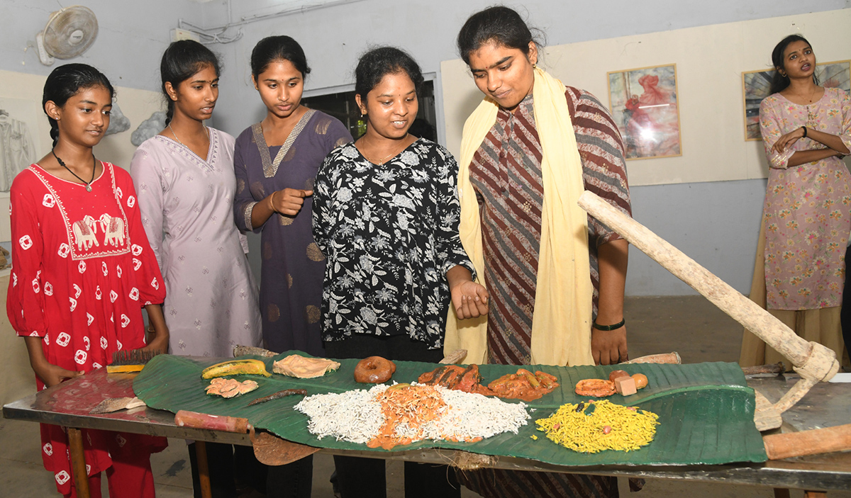 Visakhapatnam : AU Fine Arts Captivates Photos18