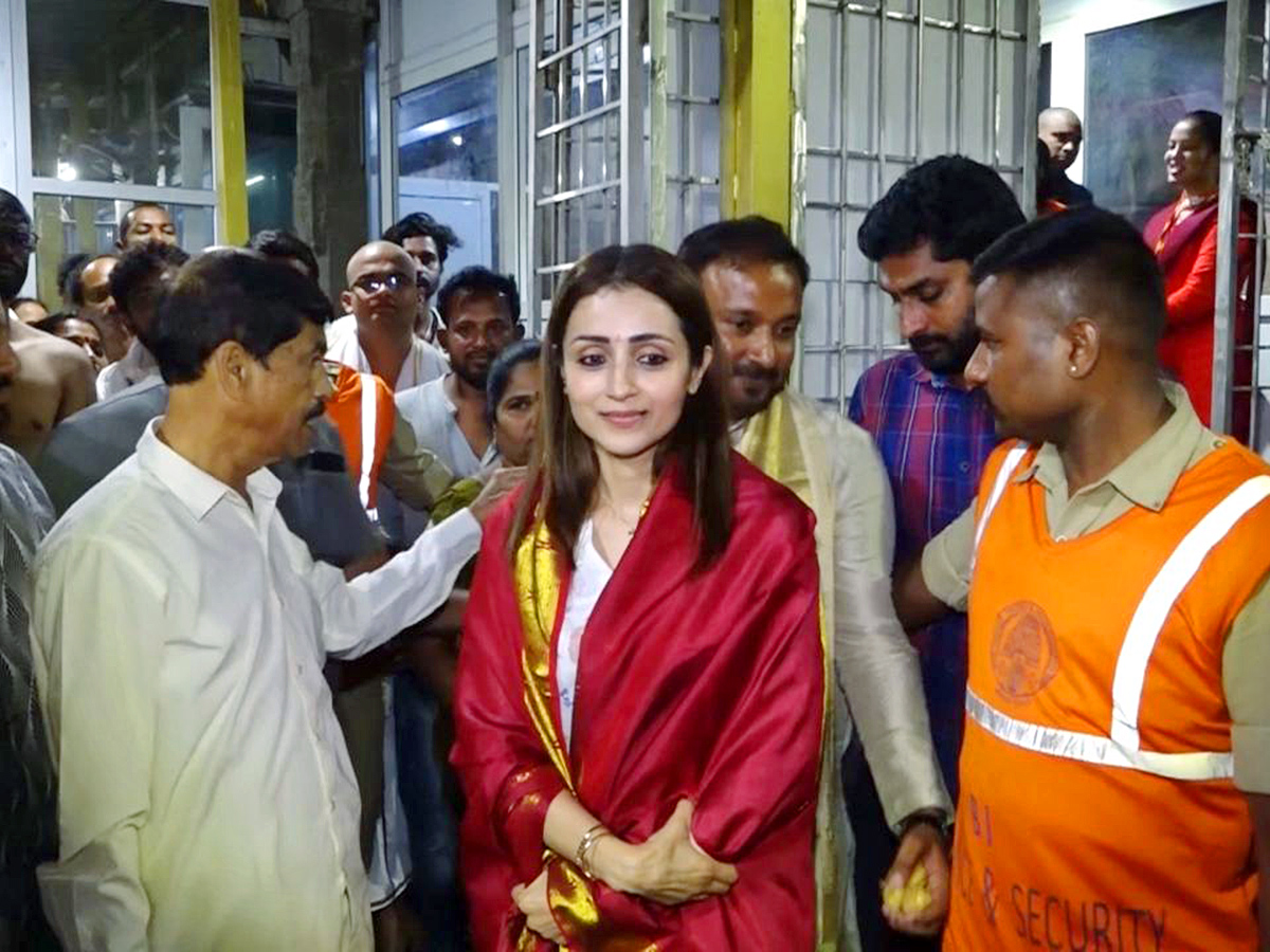 #TNElectionResults : Actress Trisha Krishnan visited the Tirumala15