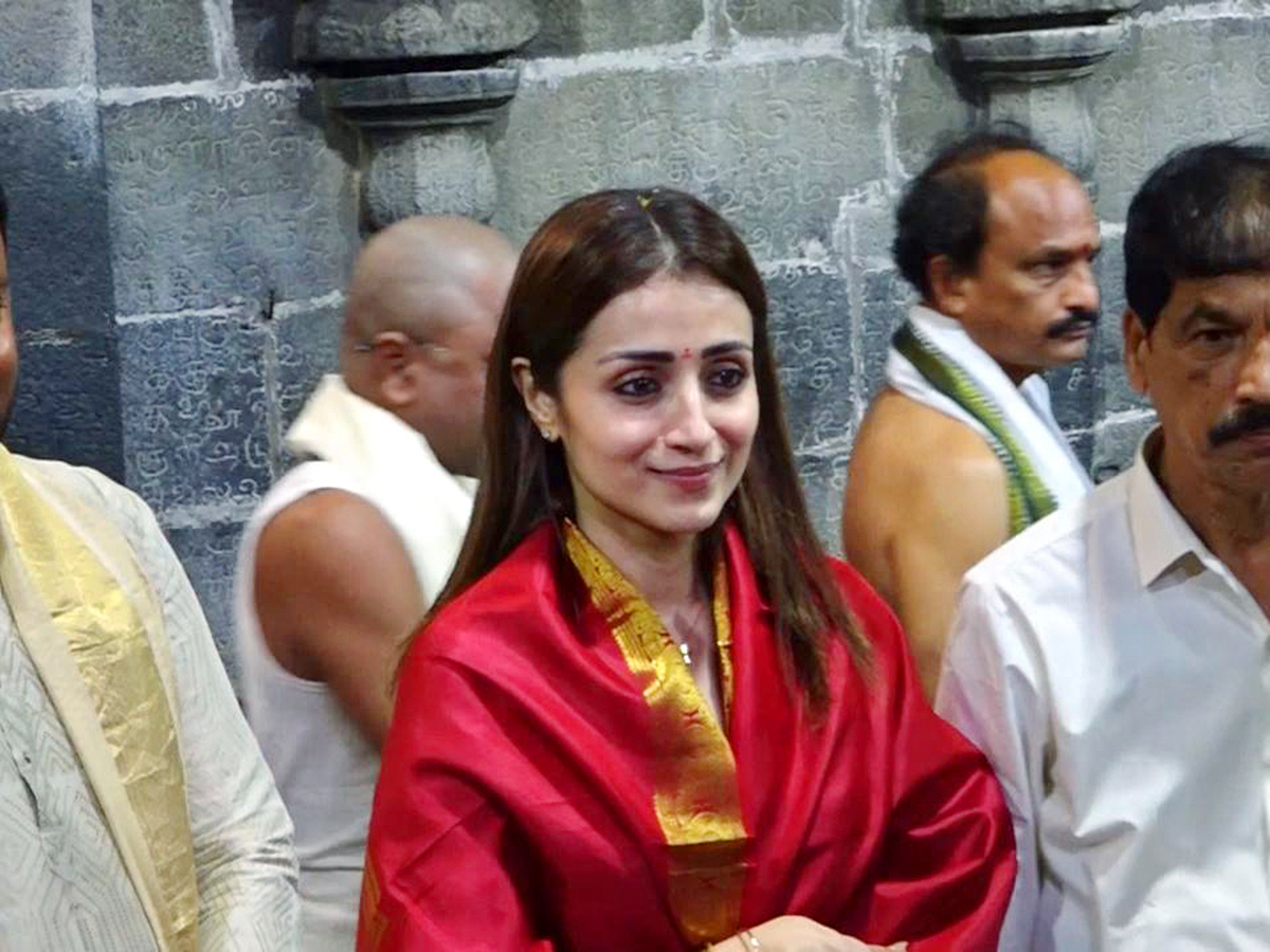 #TNElectionResults : Actress Trisha Krishnan visited the Tirumala16