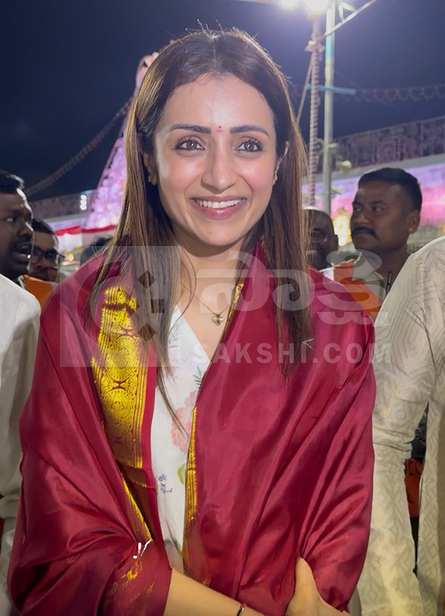 #TNElectionResults : Actress Trisha Krishnan visited the Tirumala20