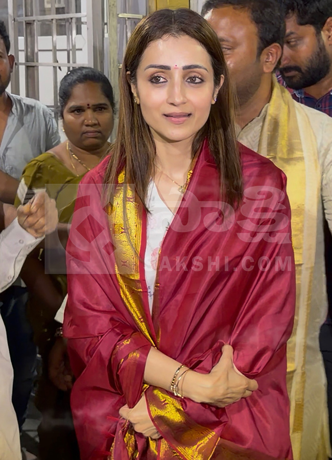 #TNElectionResults : Actress Trisha Krishnan visited the Tirumala21