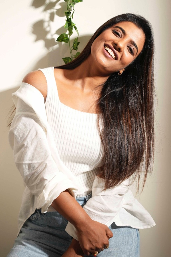 Actress Aishwarya Rajesh Casual look Photos3