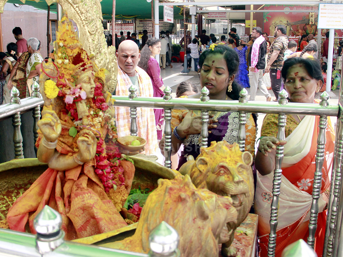 Devotional : Huge Rush in Vijayawada Indrakeeladri HD Photos10