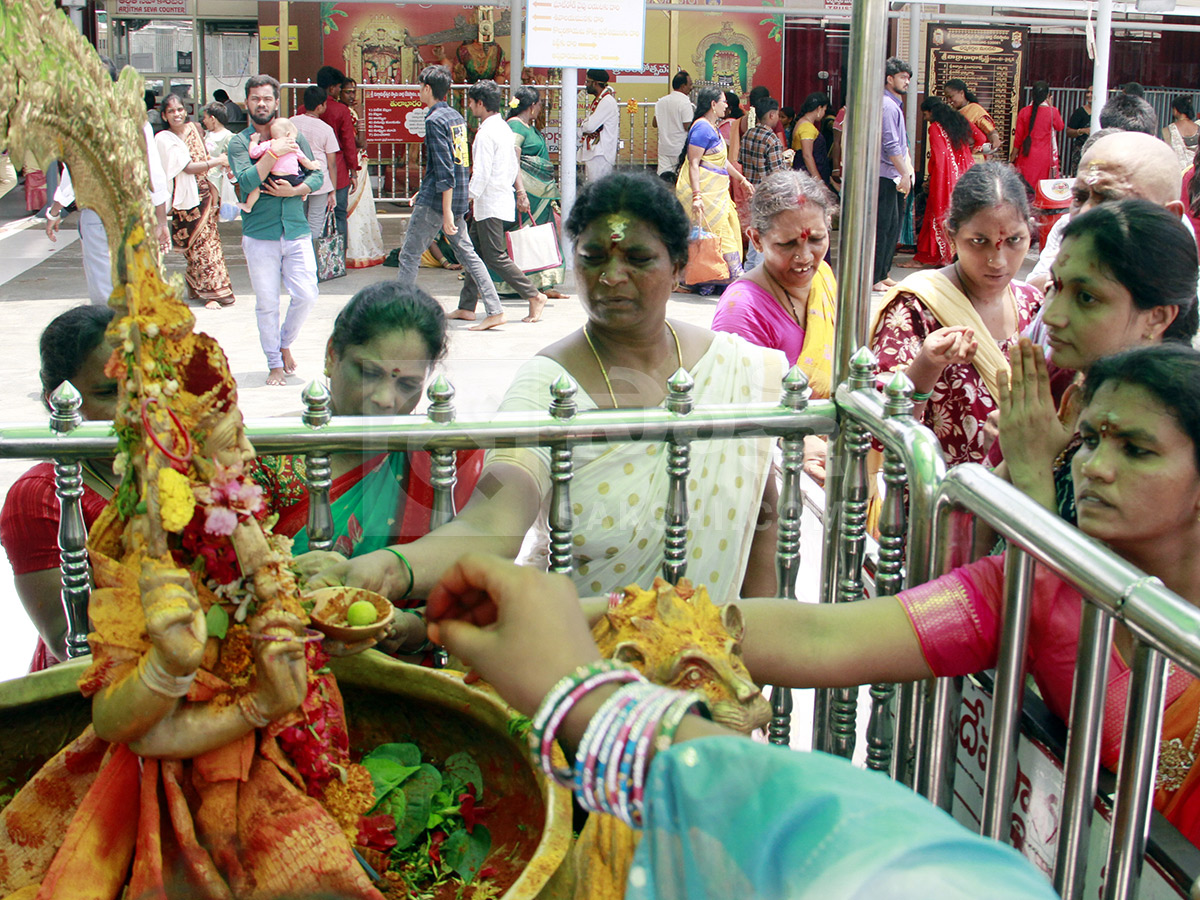 Devotional : Huge Rush in Vijayawada Indrakeeladri HD Photos11