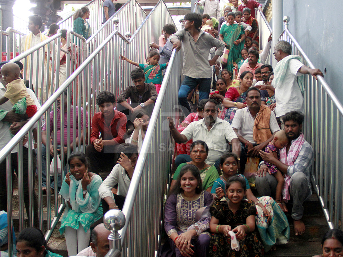 Devotional : Huge Rush in Vijayawada Indrakeeladri HD Photos12
