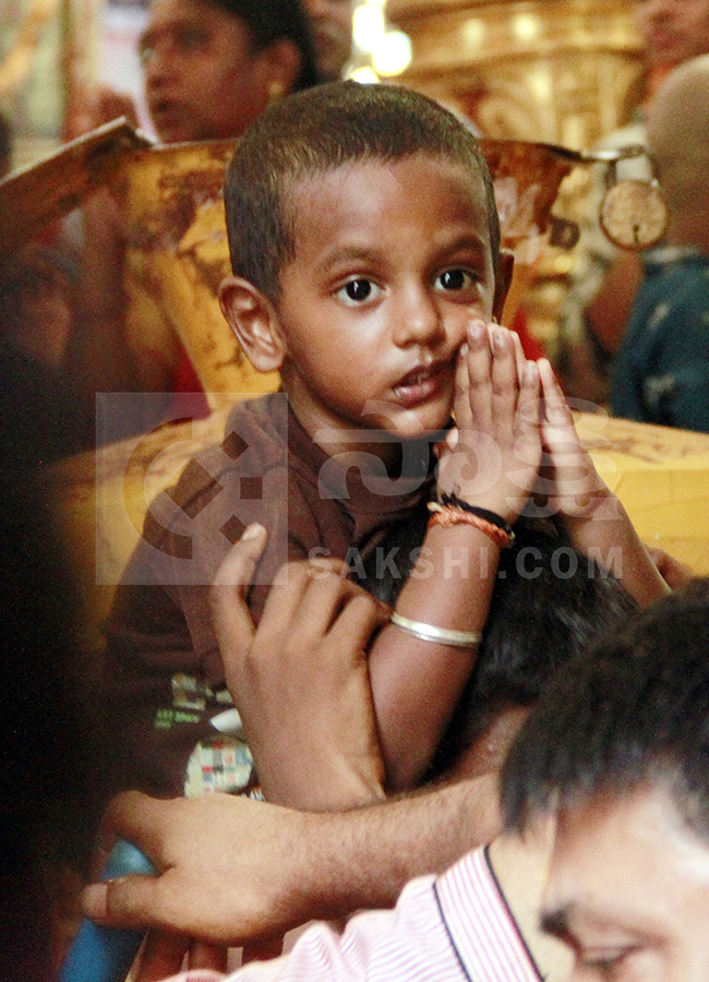 Devotional : Huge Rush in Vijayawada Indrakeeladri HD Photos14