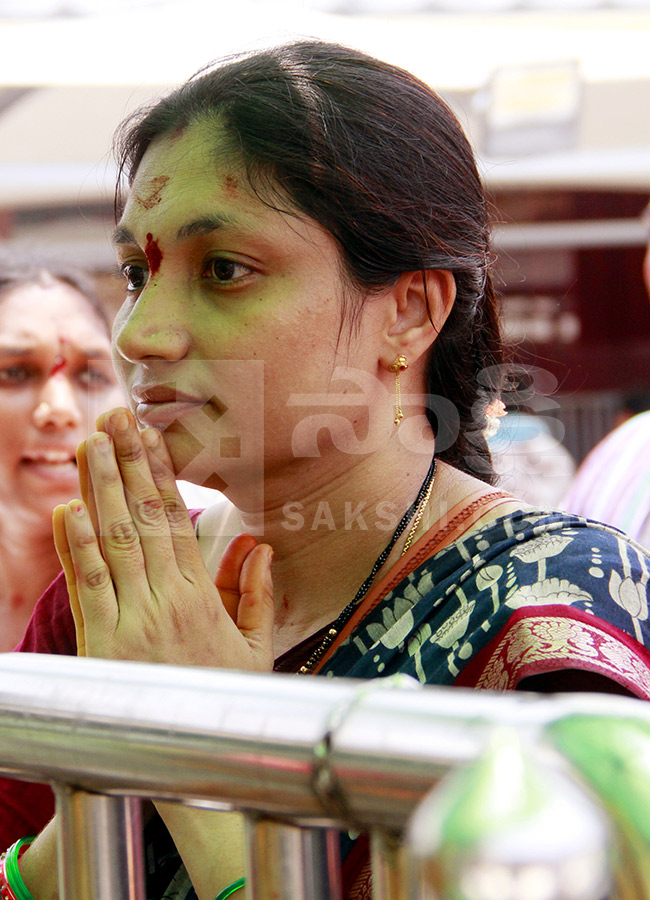 Devotional : Huge Rush in Vijayawada Indrakeeladri HD Photos15