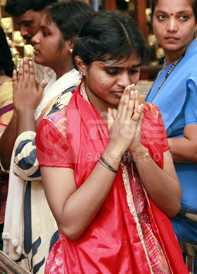Devotional : Huge Rush in Vijayawada Indrakeeladri HD Photos19