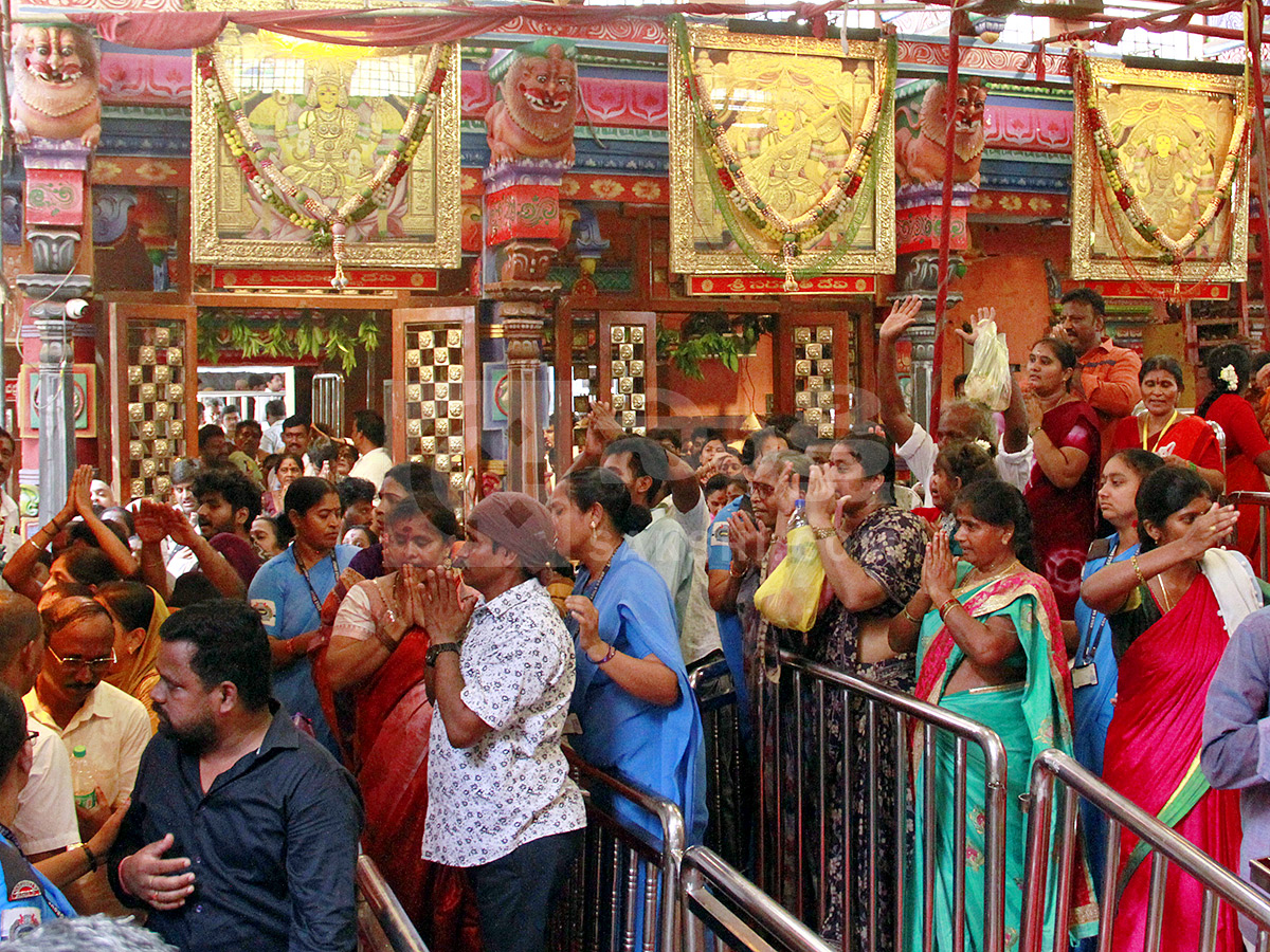 Devotional : Huge Rush in Vijayawada Indrakeeladri HD Photos2