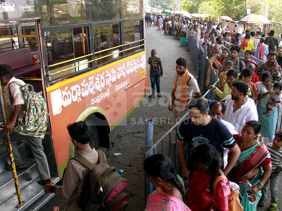 Devotional : Huge Rush in Vijayawada Indrakeeladri HD Photos3