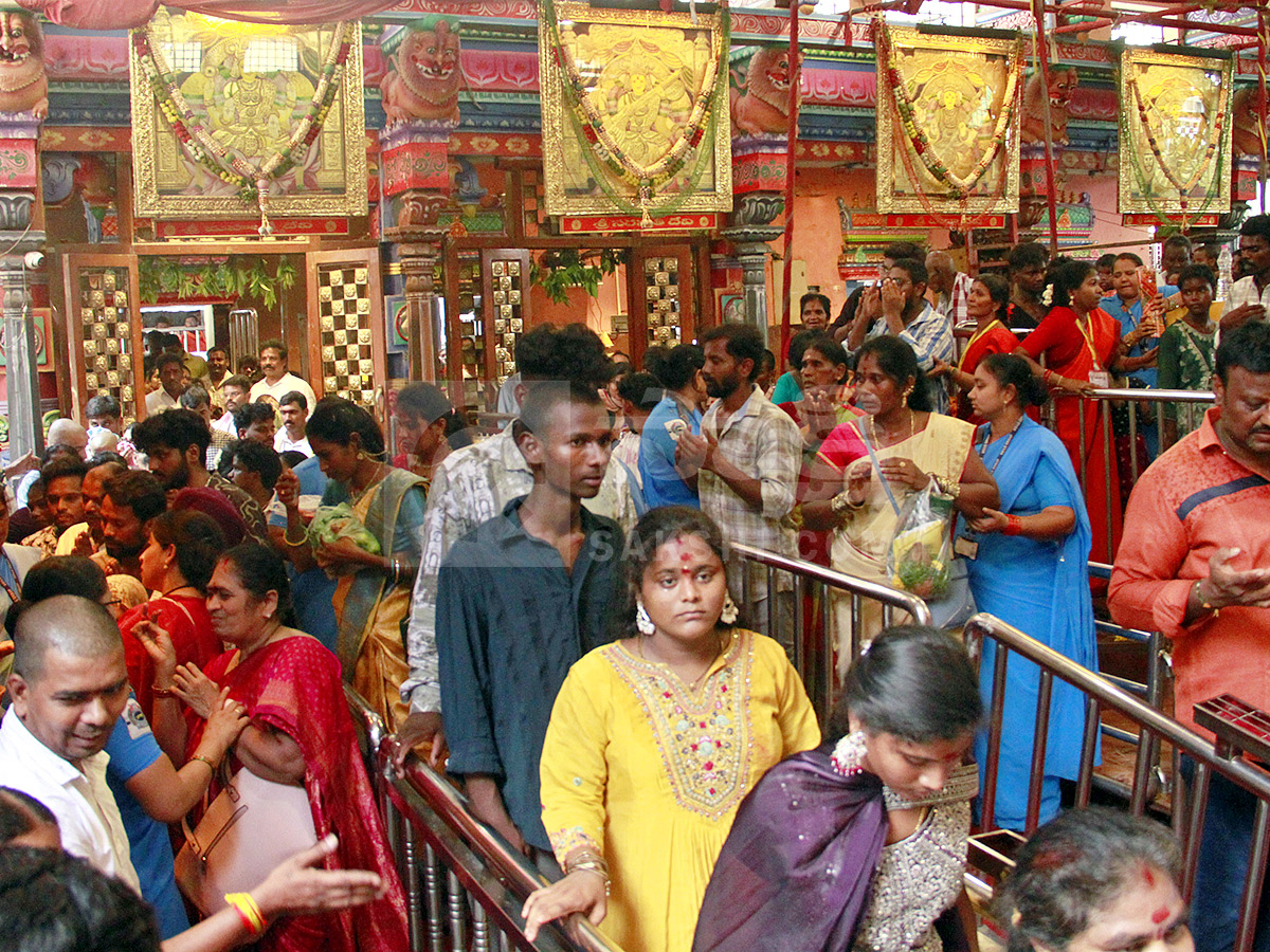 Devotional : Huge Rush in Vijayawada Indrakeeladri HD Photos4