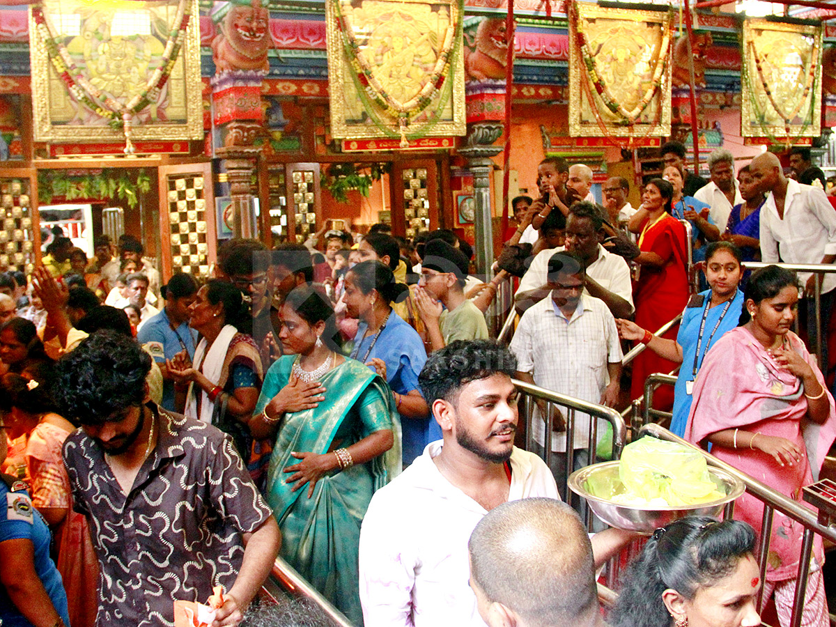 Devotional : Huge Rush in Vijayawada Indrakeeladri HD Photos5