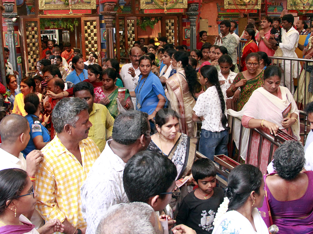 Devotional : Huge Rush in Vijayawada Indrakeeladri HD Photos6