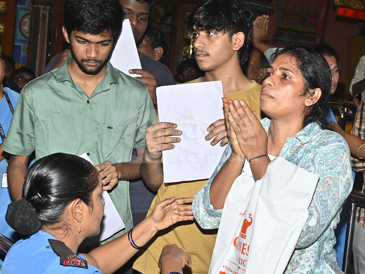 Devotional : Huge Rush in Vijayawada Indrakeeladri HD Photos7
