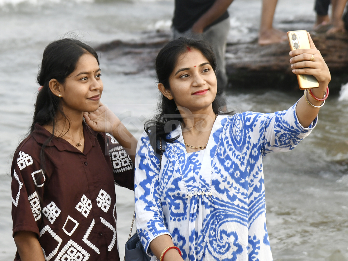 Sunday Enjoy in Visakhapatnam Beach HD Photos11