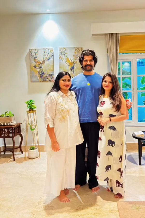 Vijay Devarakonda His Mother Interaction With Autism Children Photos13