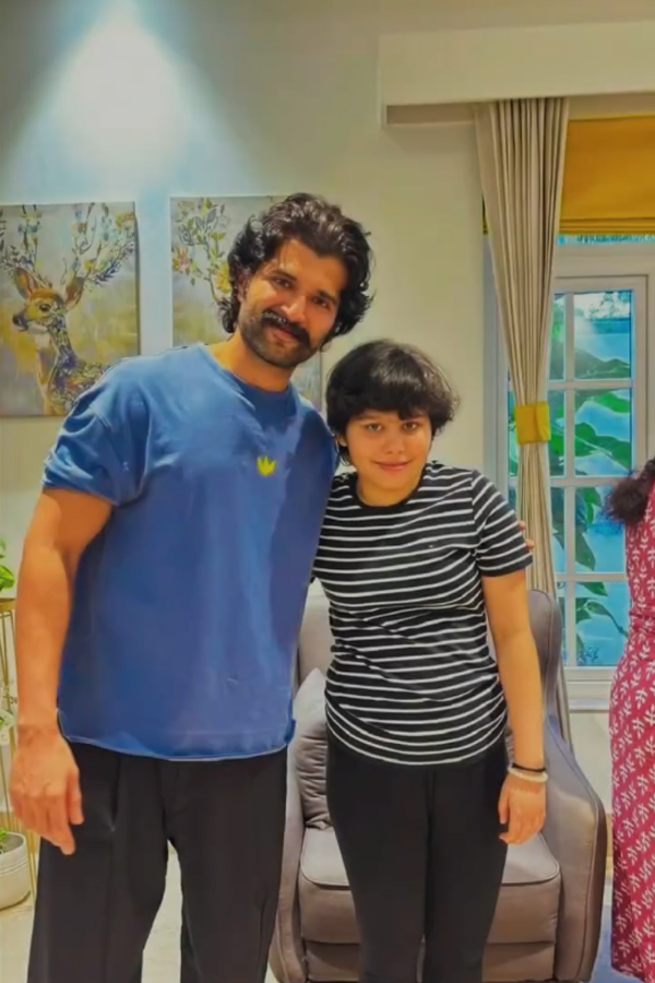 Vijay Devarakonda His Mother Interaction With Autism Children Photos4