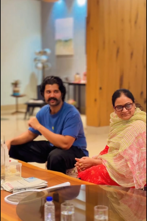 Vijay Devarakonda His Mother Interaction With Autism Children Photos7