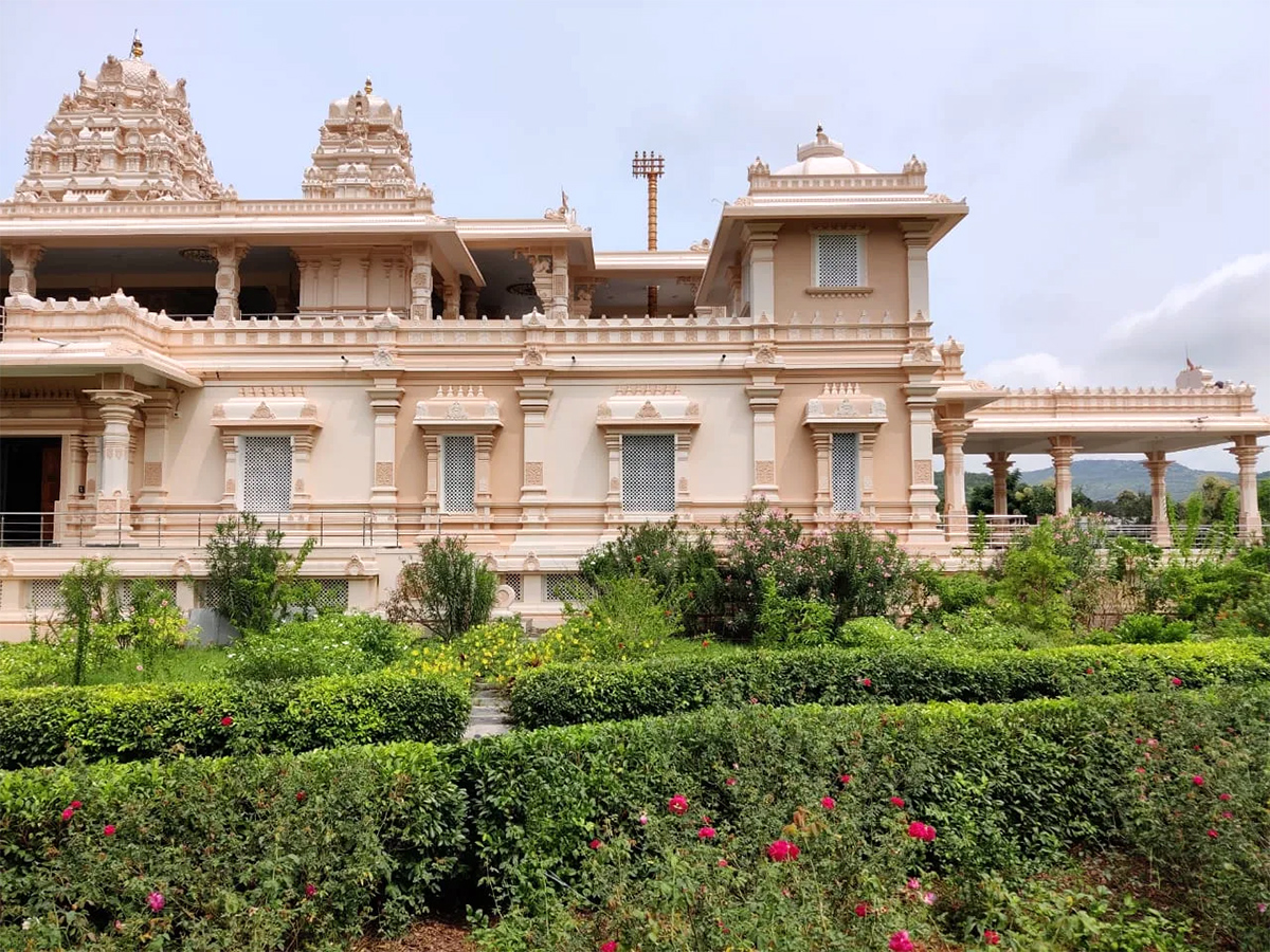 Chinmaya Mission : Kadapa Sri Lalita Panchayatana Temple HD Photos12