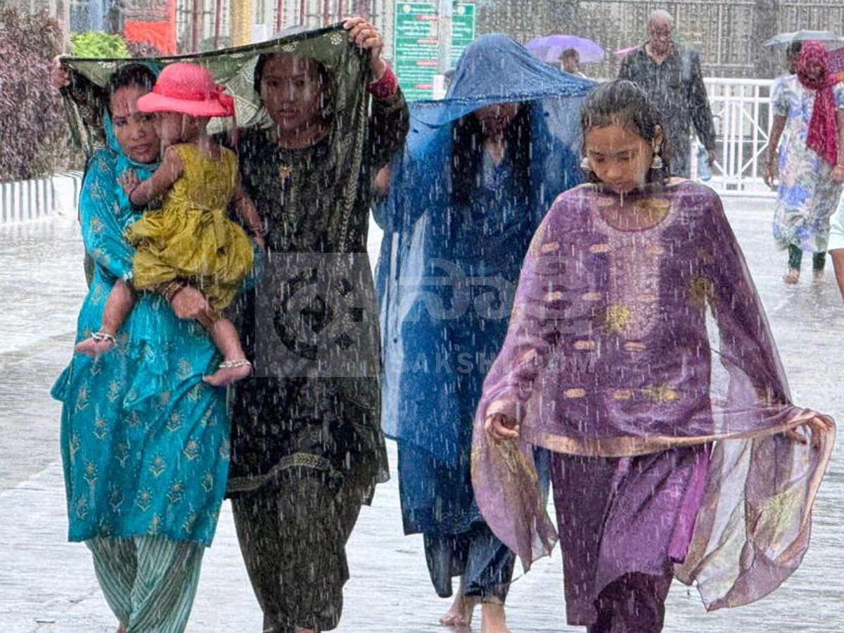 Rain In Tirumala Causes Trouble for Devotees Photos2