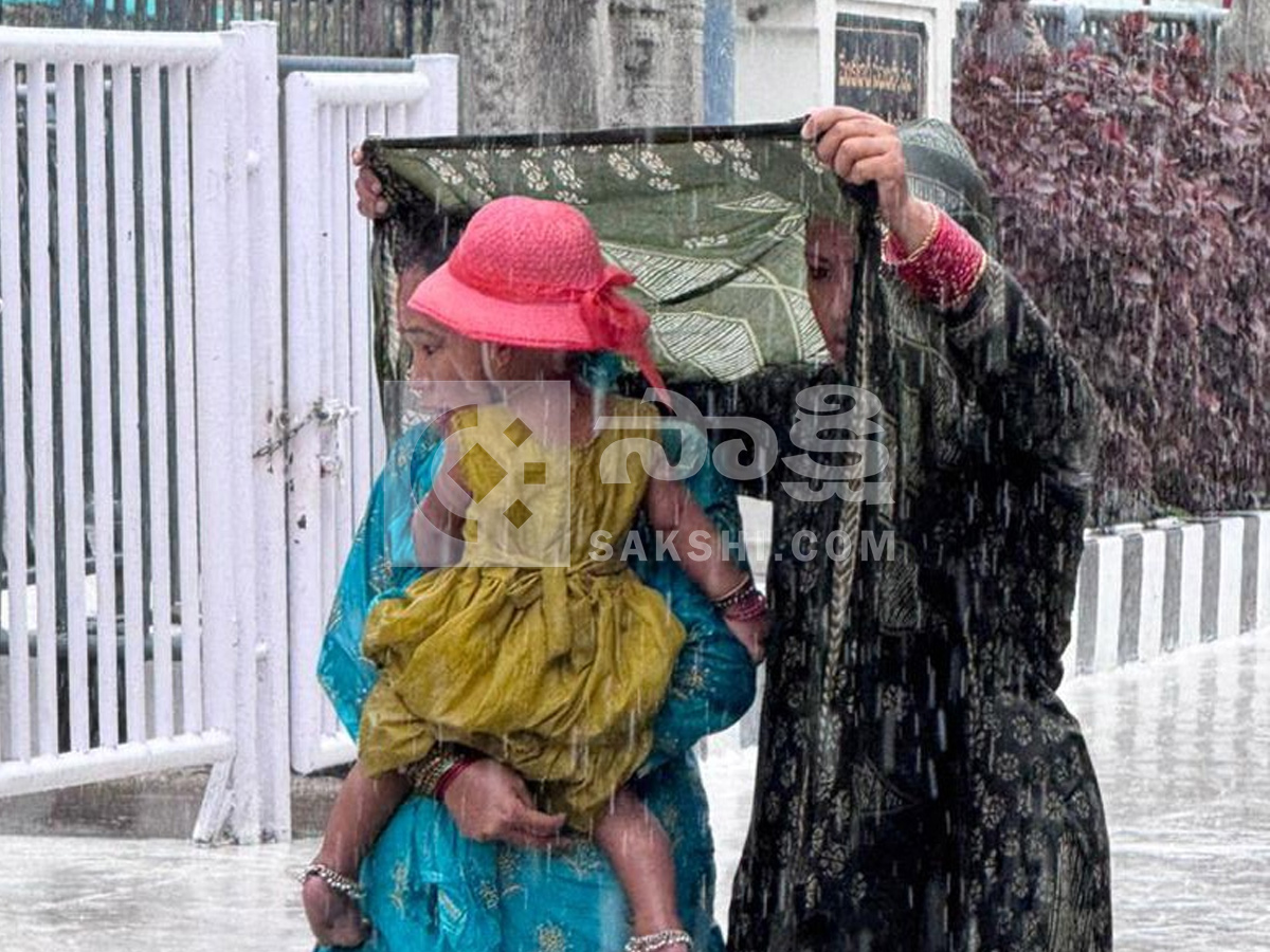 Rain In Tirumala Causes Trouble for Devotees Photos11