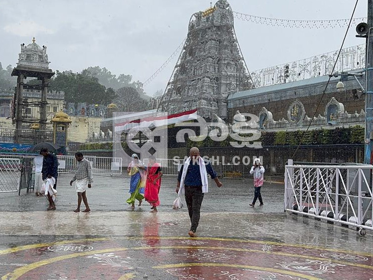 Rain In Tirumala Causes Trouble for Devotees Photos12
