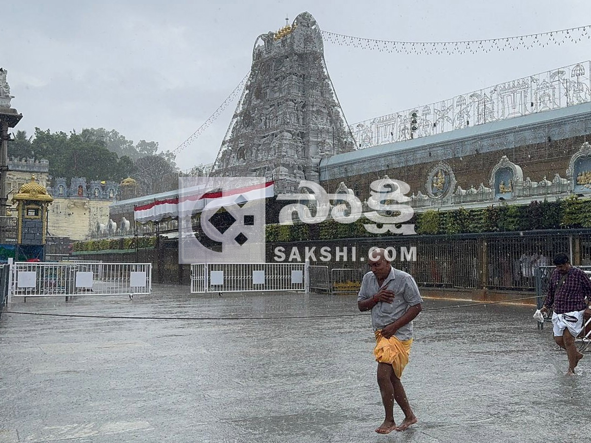 Rain In Tirumala Causes Trouble for Devotees Photos17