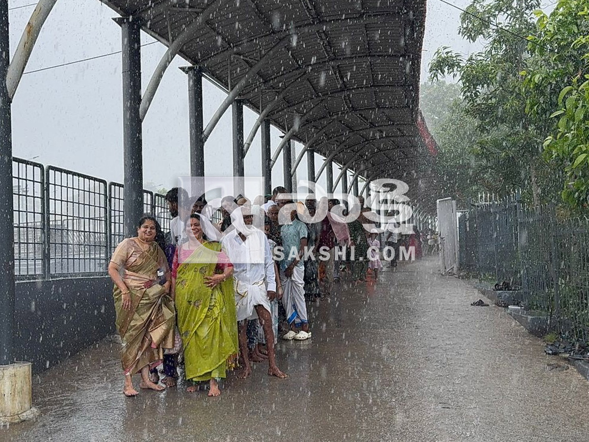 Rain In Tirumala Causes Trouble for Devotees Photos18