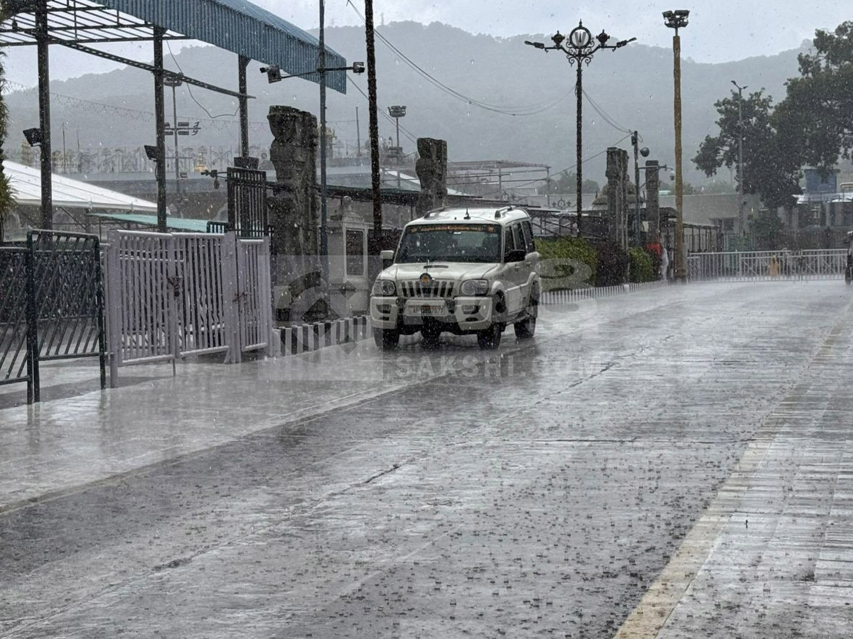 Rain In Tirumala Causes Trouble for Devotees Photos5