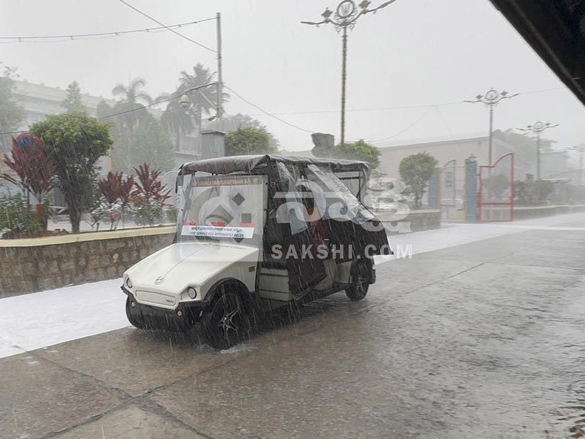 Rain In Tirumala Causes Trouble for Devotees Photos7