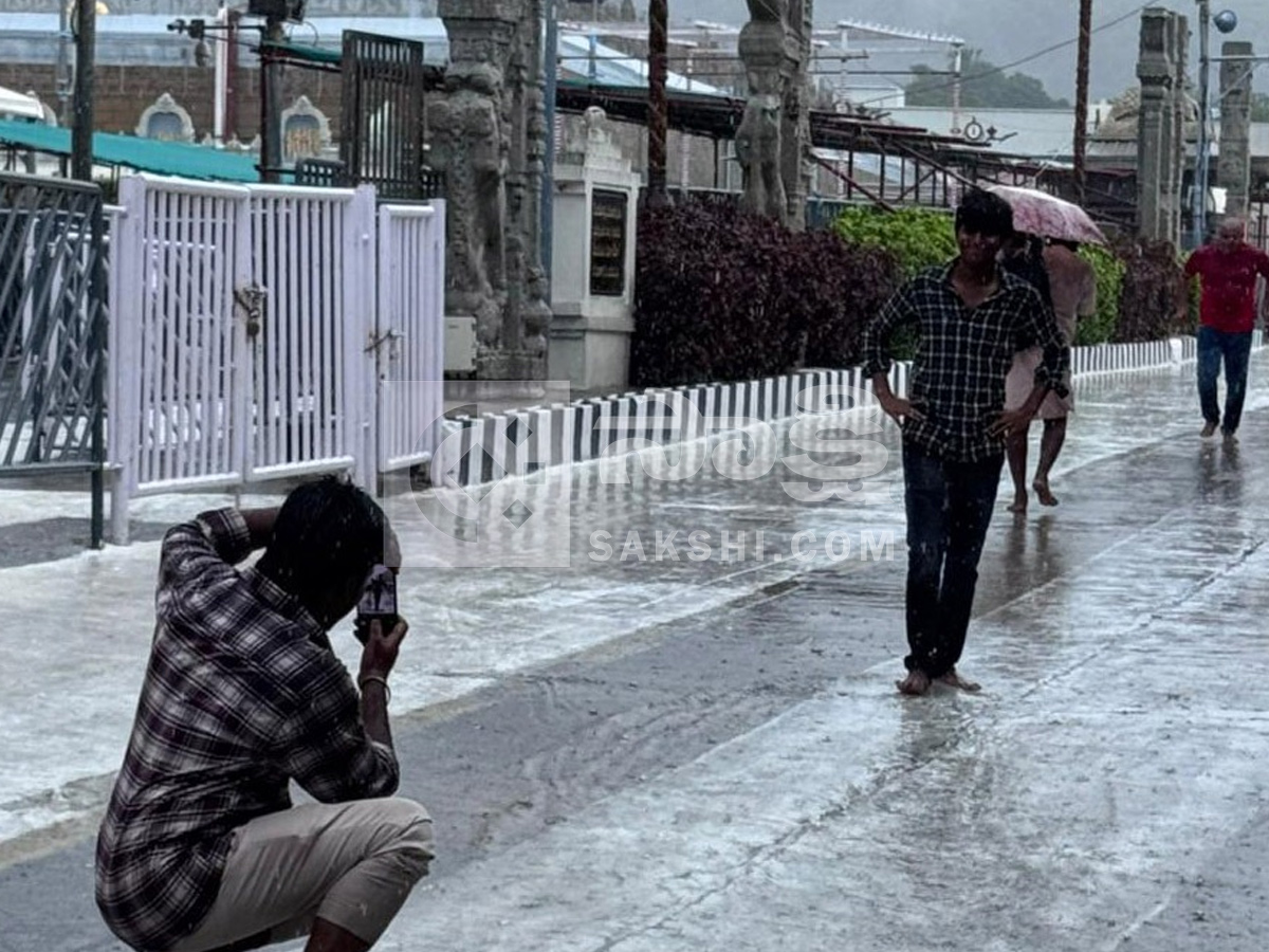 Rain In Tirumala Causes Trouble for Devotees Photos8