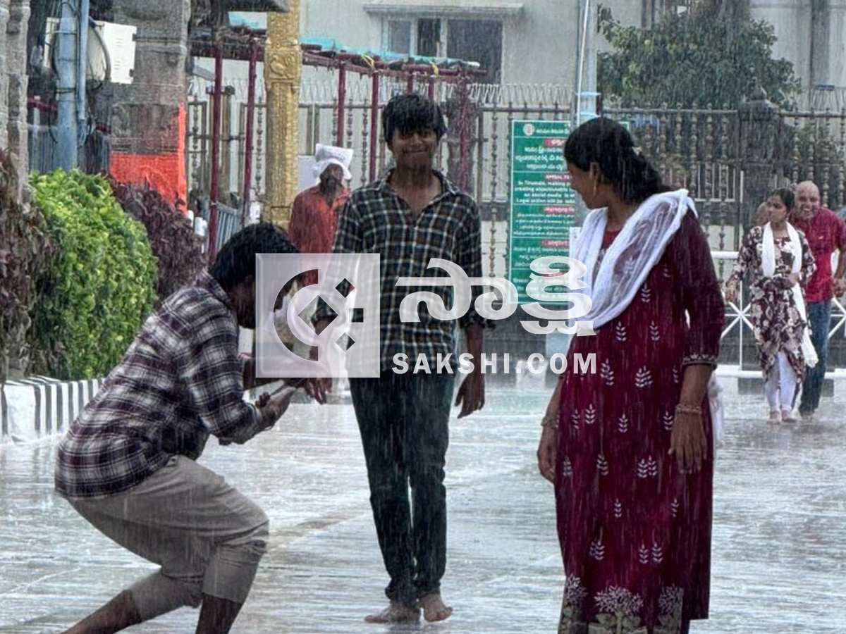 Rain In Tirumala Causes Trouble for Devotees Photos9