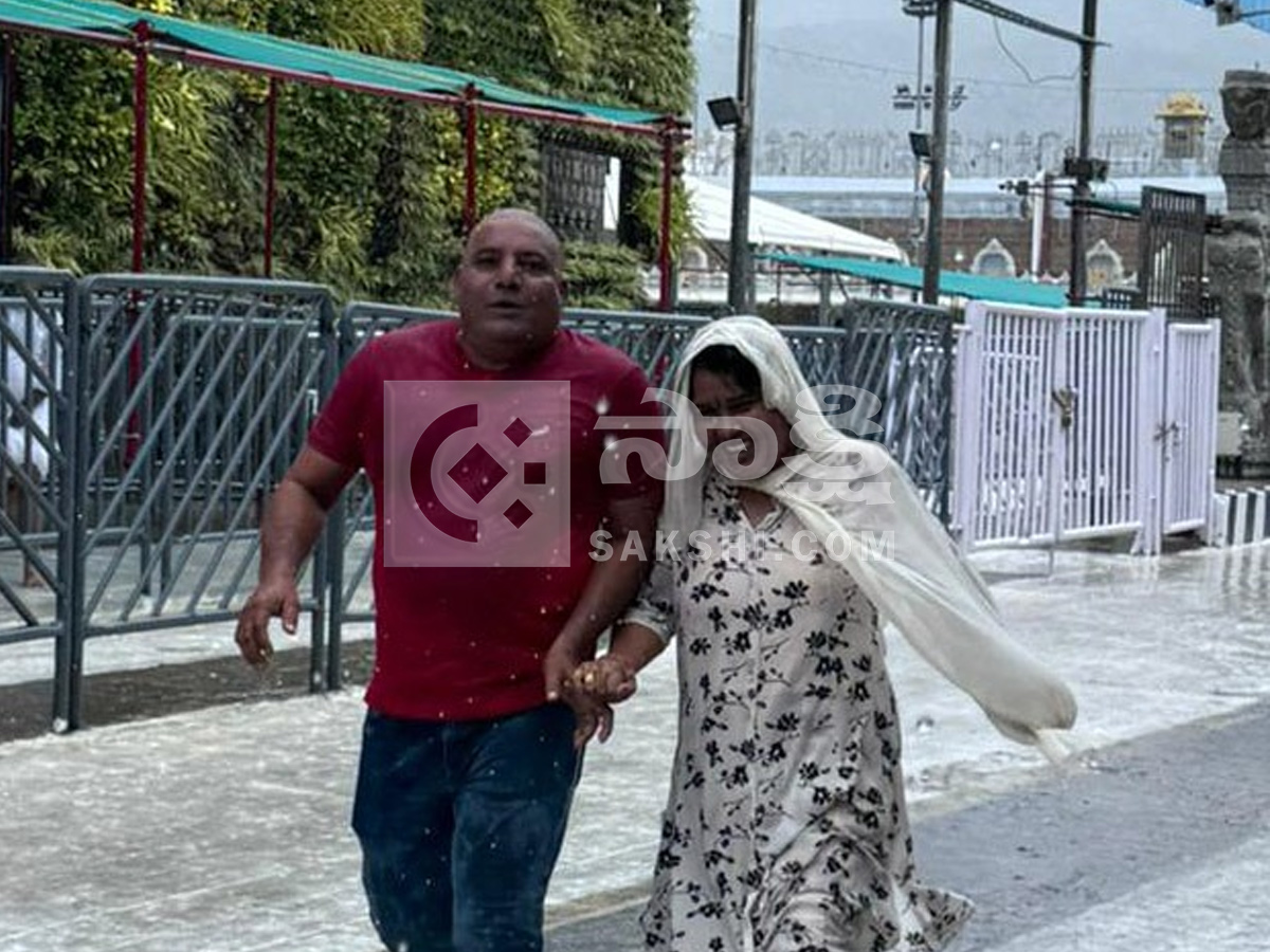 Rain In Tirumala Causes Trouble for Devotees Photos10