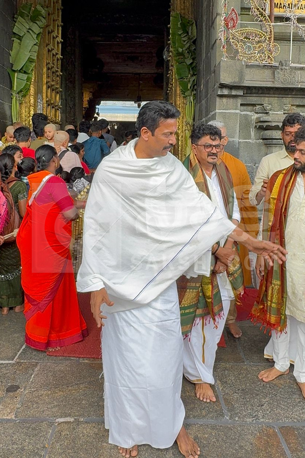 Tollywood Celebrities Visits Tirumala Tirupati Temple Photos3