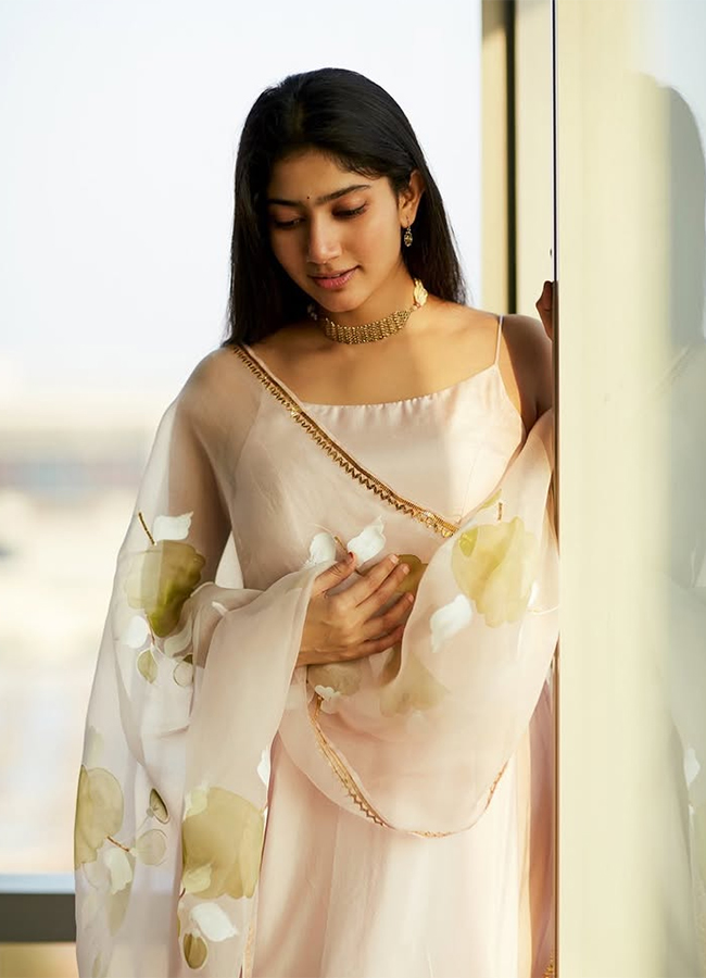 #HBDSaiPallavi : Tollywood Actress Sai Pallavi Rare And Unseen Photos11