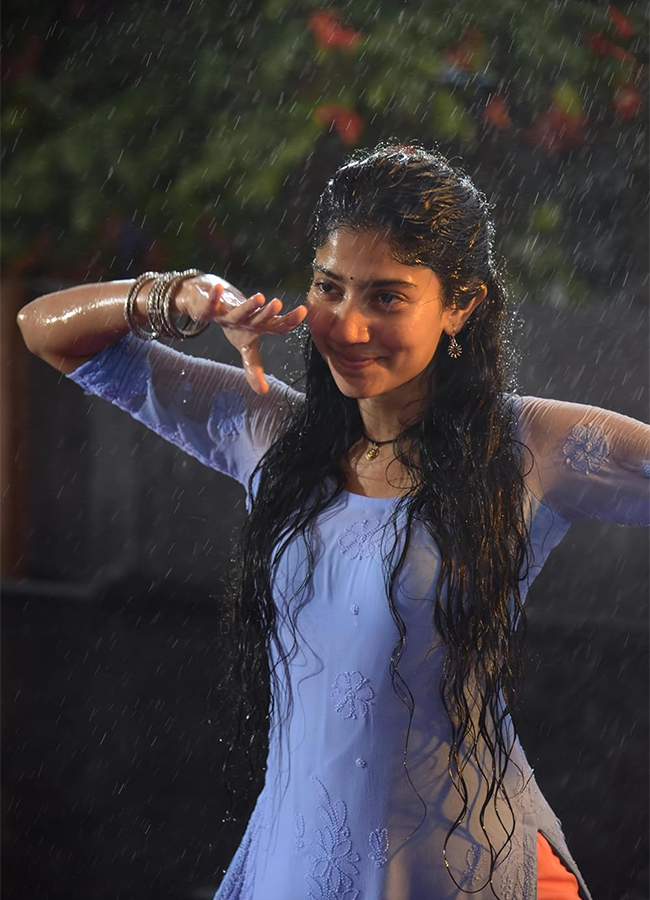 #HBDSaiPallavi : Tollywood Actress Sai Pallavi Rare And Unseen Photos24