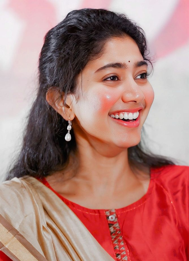 #HBDSaiPallavi : Tollywood Actress Sai Pallavi Rare And Unseen Photos26