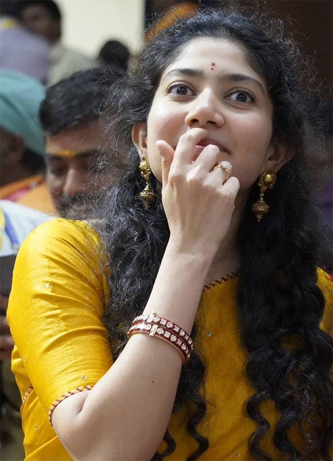 #HBDSaiPallavi : Tollywood Actress Sai Pallavi Rare And Unseen Photos29