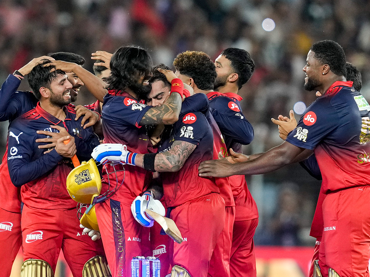 IPL 2026 : RCB  Players Celebrate With the Trophy After Winning 19