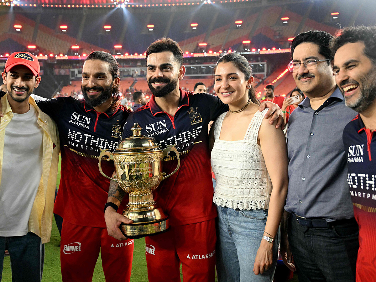 IPL 2026 : RCB  Players Celebrate With the Trophy After Winning 2