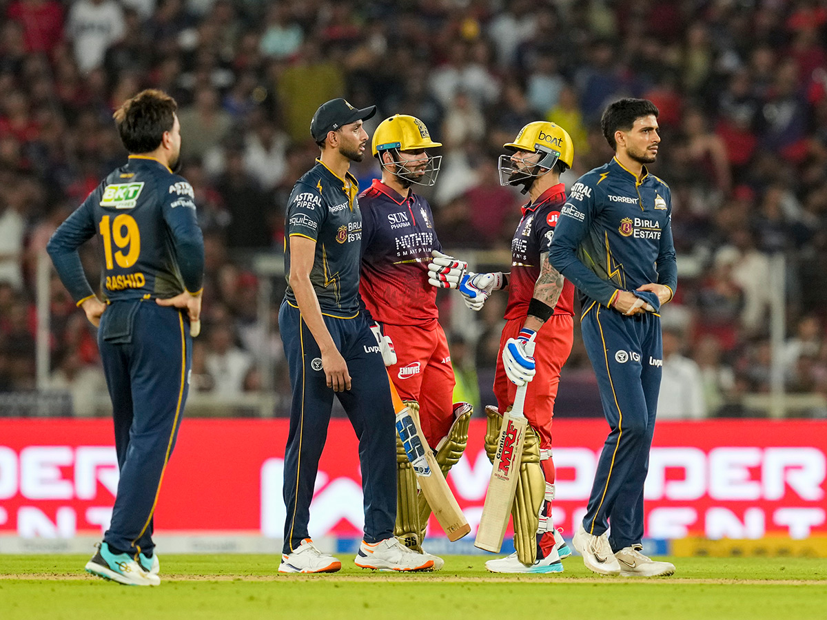 IPL 2026 : RCB  Players Celebrate With the Trophy After Winning 25