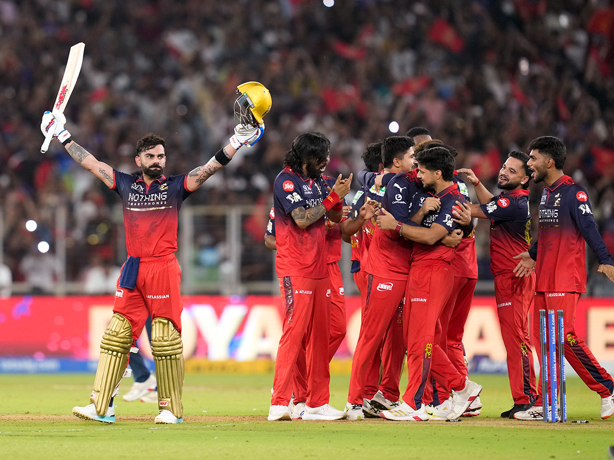 IPL 2026 : RCB  Players Celebrate With the Trophy After Winning 27