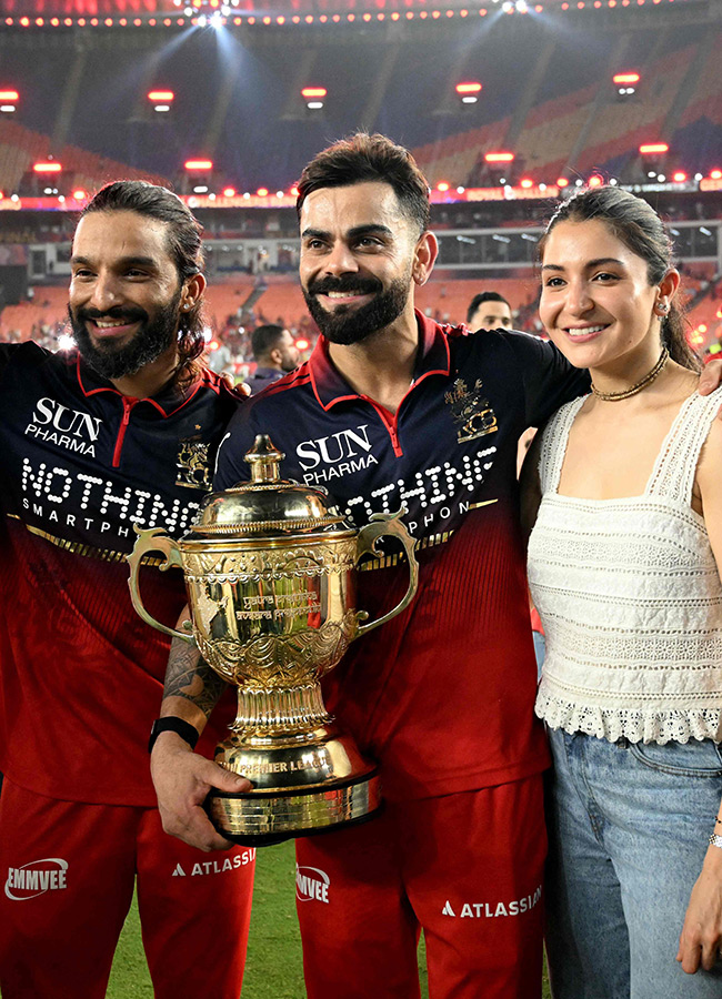 IPL 2026 : RCB  Players Celebrate With the Trophy After Winning 29