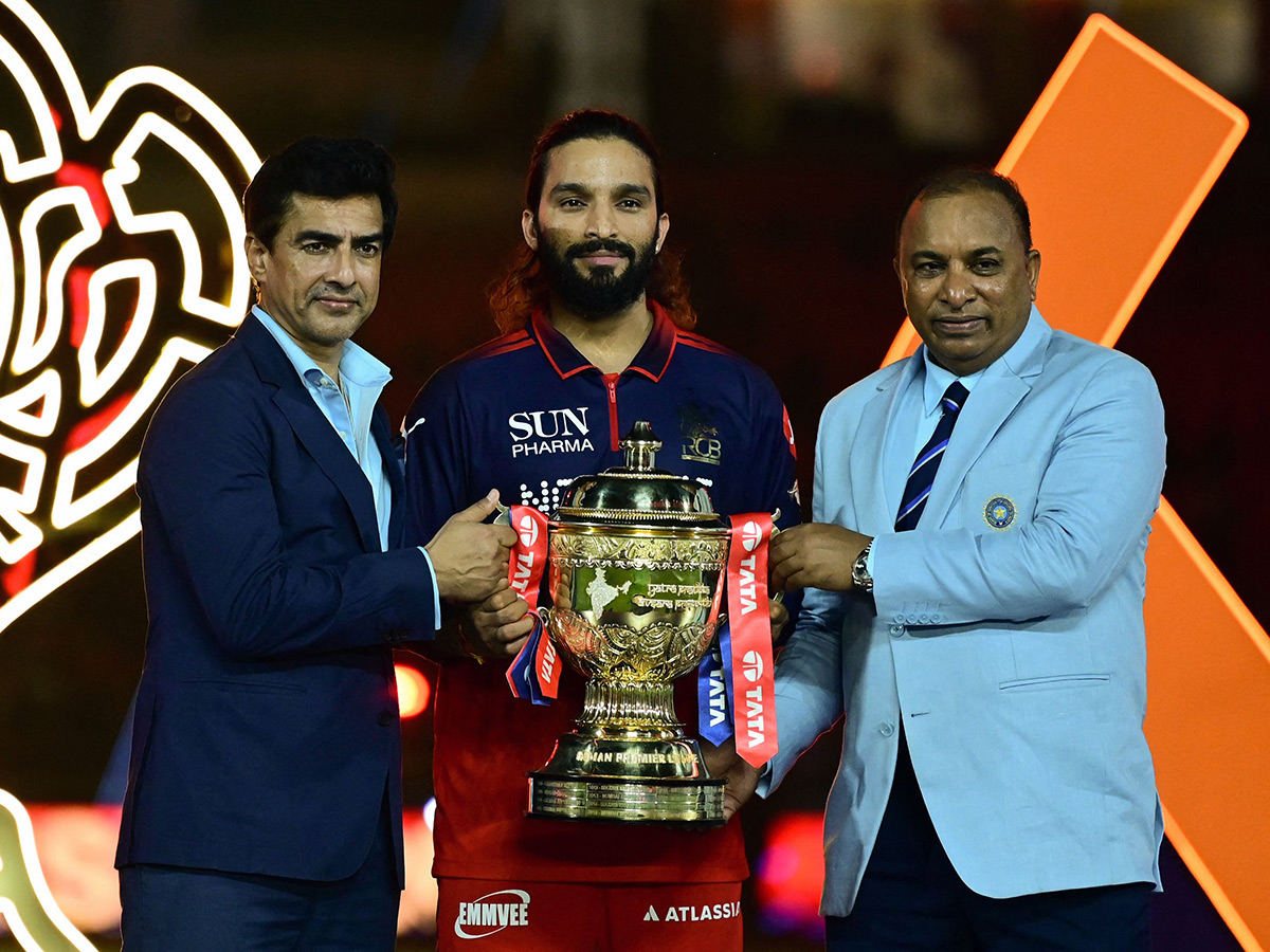 IPL 2026 : RCB  Players Celebrate With the Trophy After Winning 30