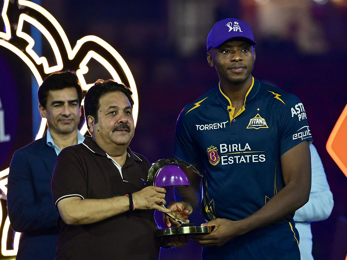 IPL 2026 : RCB  Players Celebrate With the Trophy After Winning 6