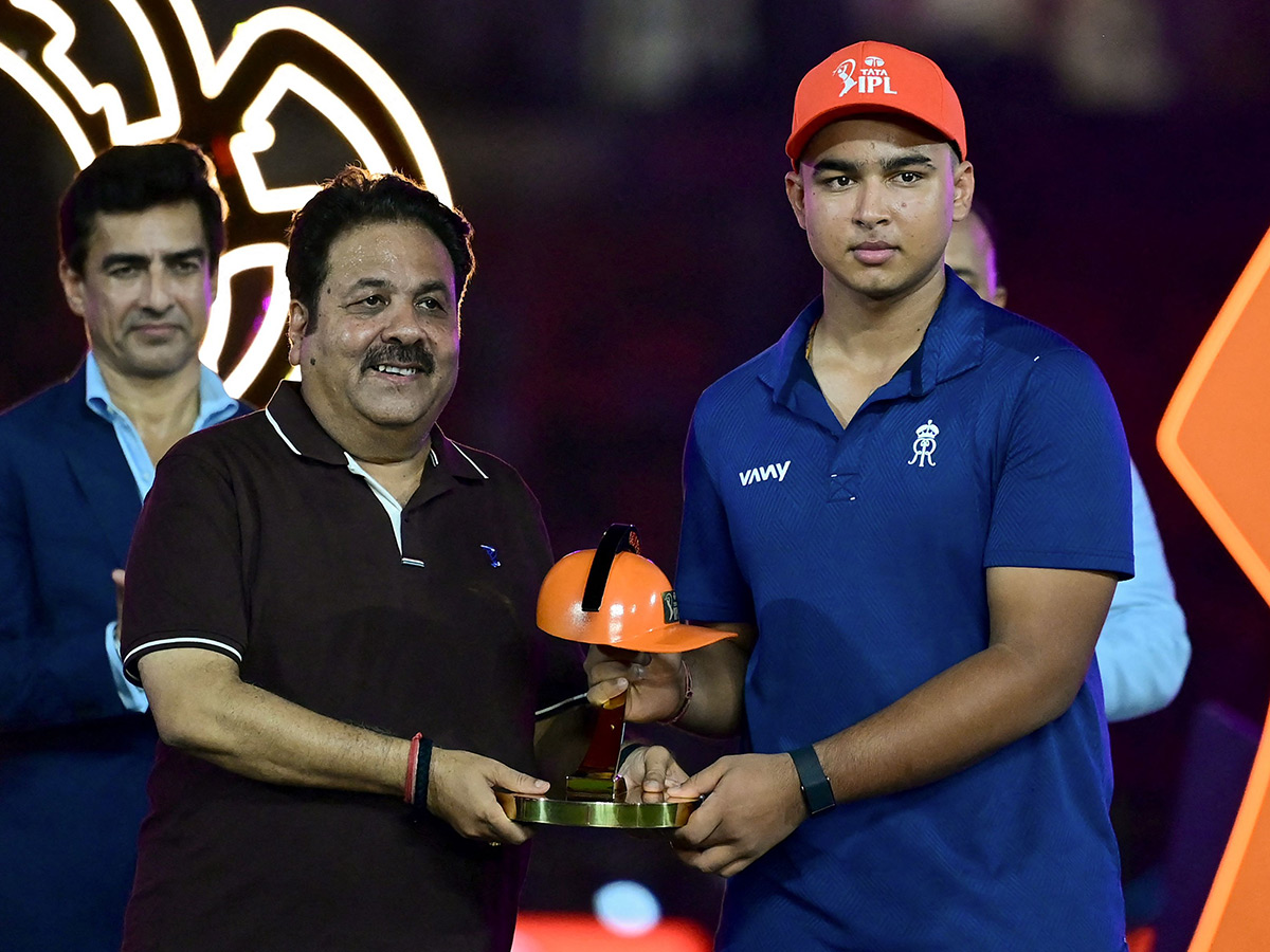 IPL 2026 : RCB  Players Celebrate With the Trophy After Winning 8